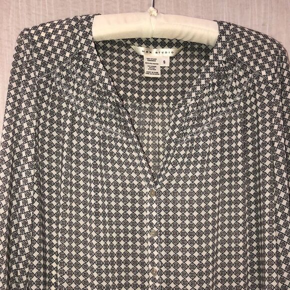 Max Studio S Medallion Print Long Sleeve Pullover 3 Button Front V-Neck Blouse - Picture 2 of 16